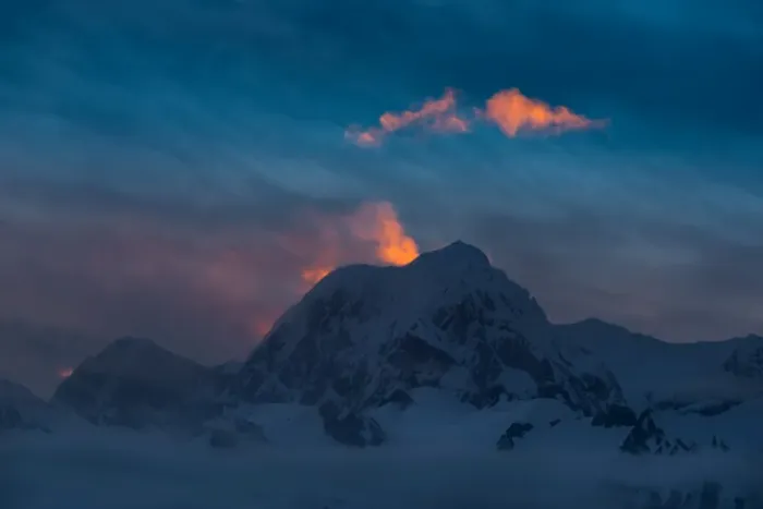Framed Print : First light touching the clould over Mount Cook, New zealand Framed Print : First light touching the clould over Mount Cook, New zealand