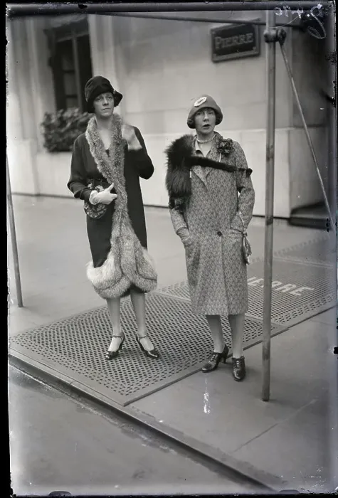 Framed Print : Two Flapper-Types In Front Of Hotel Pier