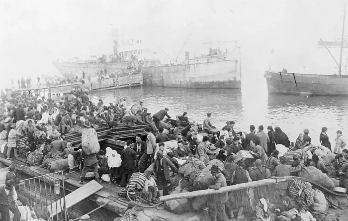 Framed Print : Fleeing Victims of Fire Crowded on Shore