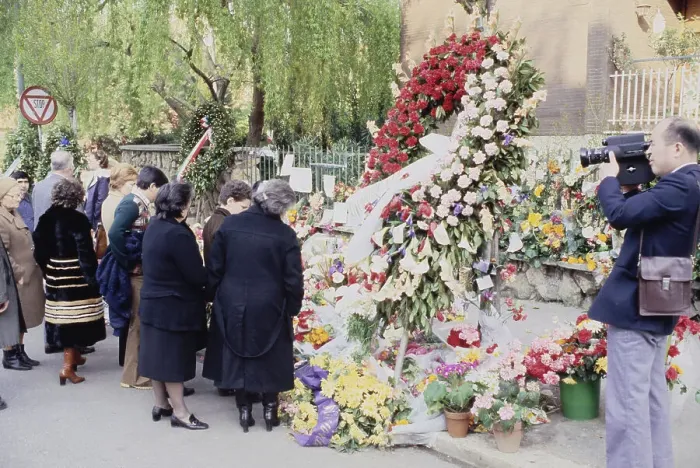 Framed Print : Floral Tributes In Rome