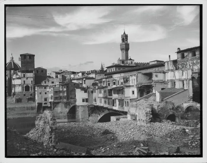 Framed Print : Florence. The Ponte Vecchio, a Medieval arch bridge over the Arno River