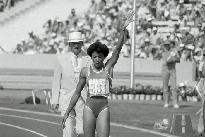 Framed Print : Florence Griffith Joyner in Victory Gesture Framed Print : Florence Griffith Joyner in Victory Gesture
