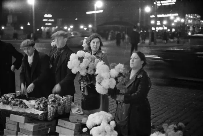 Framed Print : Flower Sellers