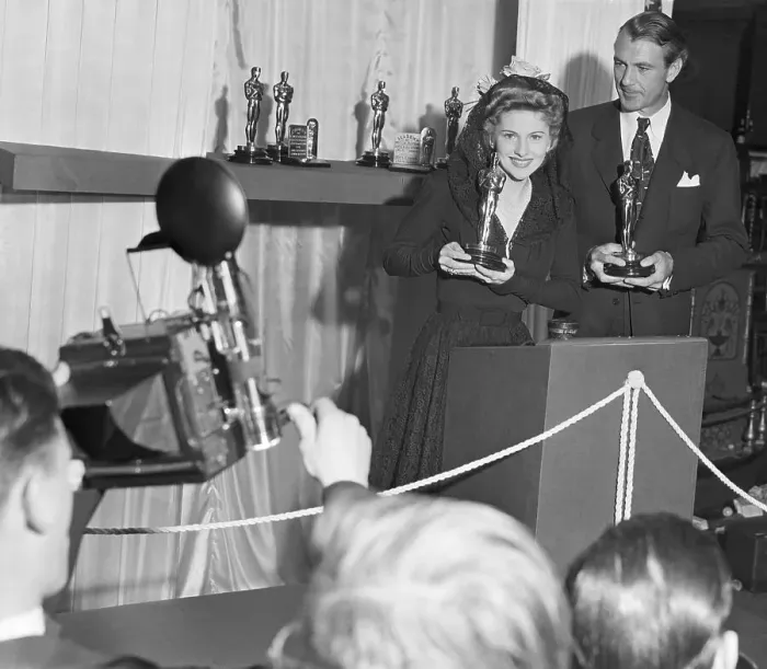Framed Print : Fontaine And Cooper Holding Oscars Framed Print : Fontaine And Cooper Holding Oscars