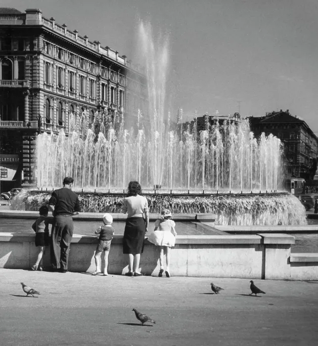 Framed Print : Fontana Di Piazza Castello Framed Print : Fontana Di Piazza Castello