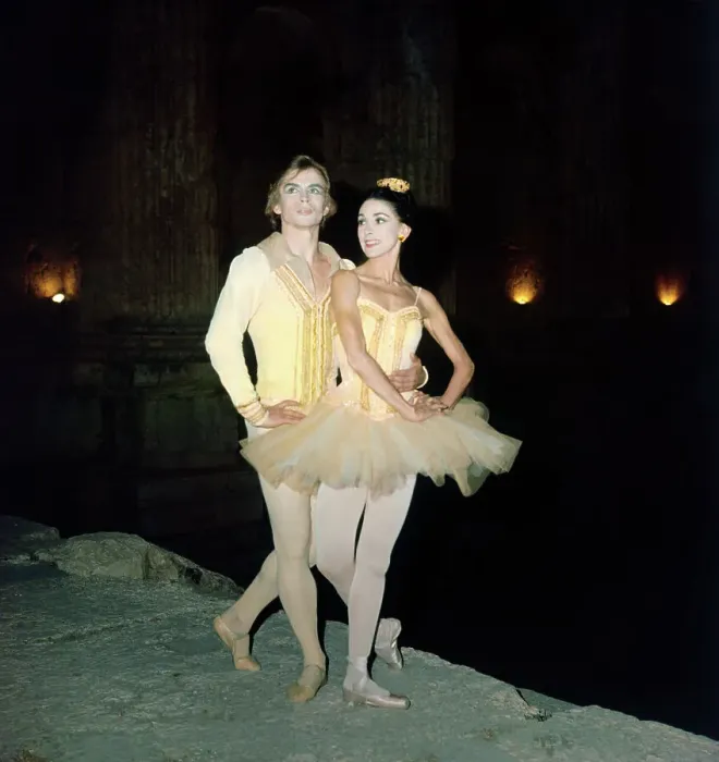 Framed Print : Fonteyn and Nureyev Dancing Framed Print : Fonteyn and Nureyev Dancing