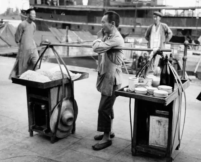 Framed Print : FOOD VENDOR ON THE BUND IN SHANGHAI Framed Print : FOOD VENDOR ON THE BUND IN SHANGHAI