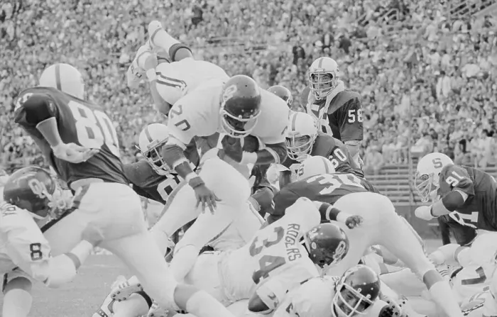Framed Print : Football Action with Billy Sims Framed Print : Football Action with Billy Sims