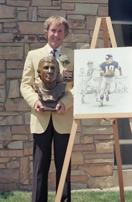 Framed Print : Fran Tarkenton Holding Bust Sculpture Framed Print : Fran Tarkenton Holding Bust Sculpture