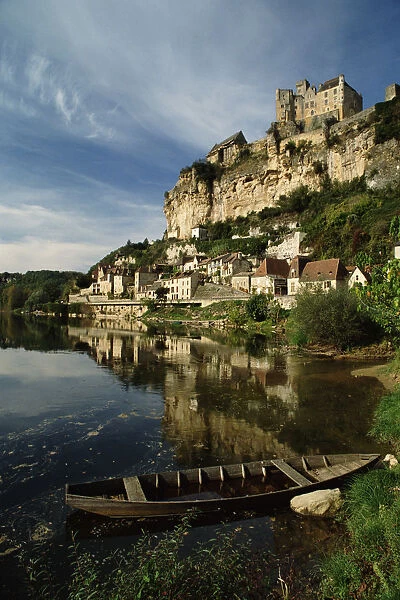 France, Aquitaine, Beynac, empty canoe on Dordogne River