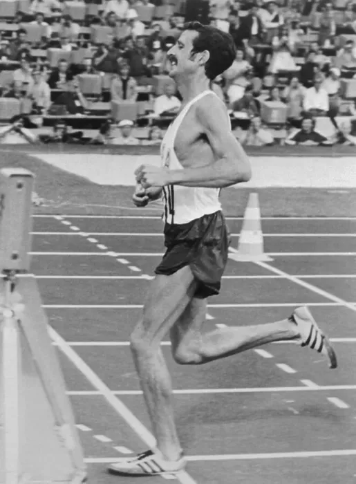 Framed Print : Frank Shorter Crossing Finish Line Framed Print : Frank Shorter Crossing Finish Line
