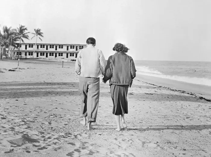 Framed Print : Frank Sinatra and Ava Gardner Walking on Beach Framed Print : Frank Sinatra and Ava Gardner Walking on Beach