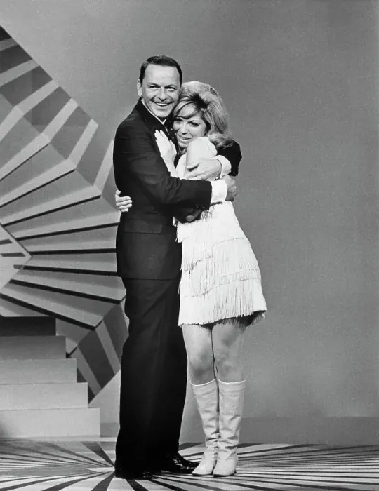 : Frank Sinatra and His Daughter Nancy : Frank Sinatra and His Daughter Nancy
