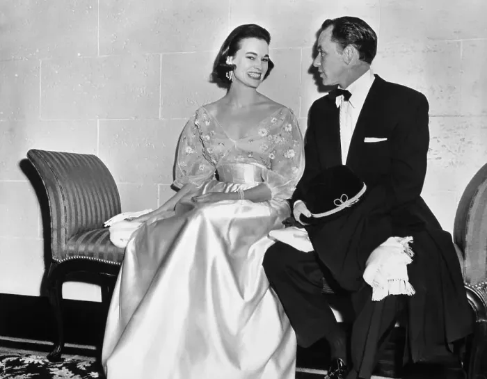 Framed Print : Frank Sinatra And Gloria Vanderbilt Framed Print : Frank Sinatra And Gloria Vanderbilt