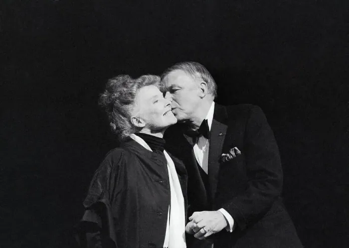 Framed Print : Frank Sinatra Kisses Kate Hepburn Onstag Framed Print : Frank Sinatra Kisses Kate Hepburn Onstag
