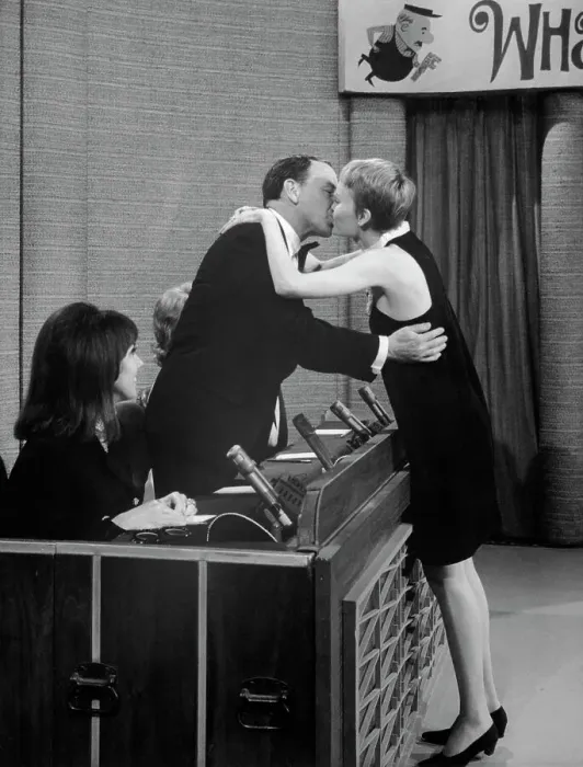 : Frank Sinatra Kissing Mia Farrow : Frank Sinatra Kissing Mia Farrow