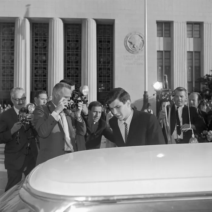 Framed Print : Frank Sinatra Photographed Leaving Court Framed Print : Frank Sinatra Photographed Leaving Court