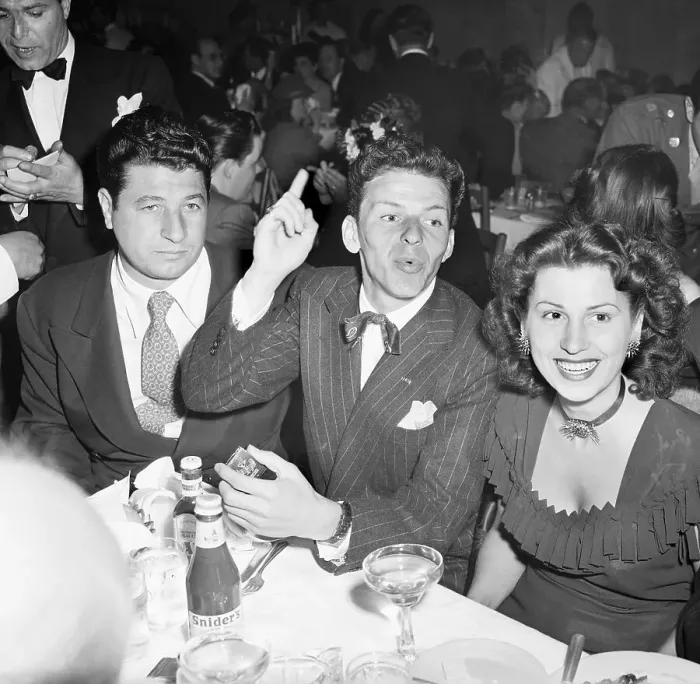 Framed Print : Frank Sinatra And Wife At Restaurant Framed Print : Frank Sinatra And Wife At Restaurant