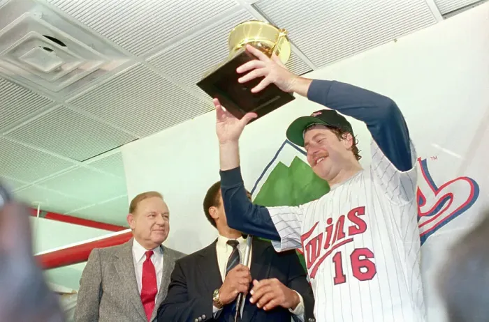 Framed Print : Frank Viola Holding Trophy Framed Print : Frank Viola Holding Trophy