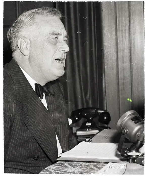Framed Print : Franklin Roosevelt Broadcasting Framed Print : Franklin Roosevelt Broadcasting