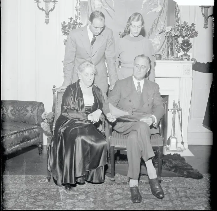 Framed Print : Franklin Roosevelt Posing with Family Framed Print : Franklin Roosevelt Posing with Family