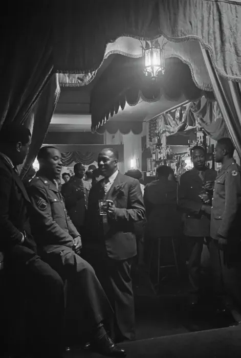 Framed Print : Frisco's, Off Piccadilly, 1943 Framed Print : Frisco's, Off Piccadilly, 1943
