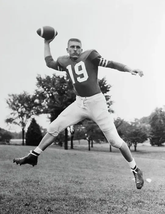 Framed Print : Ful Length Portrait of Johnny Unitas Framed Print : Ful Length Portrait of Johnny Unitas