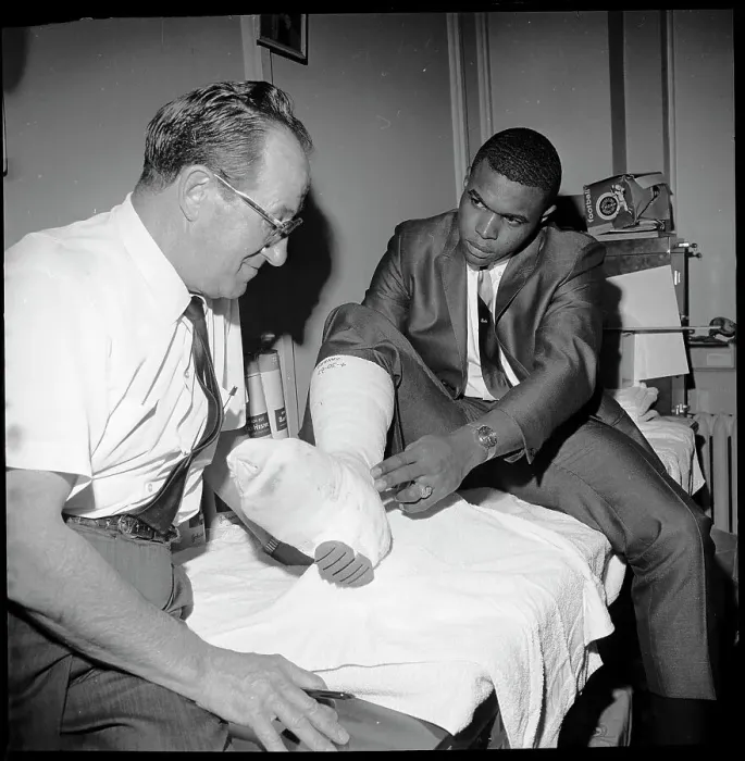 Framed Print : Gale Sayers Discusses His Cast With a Trainer Framed Print : Gale Sayers Discusses His Cast With a Trainer