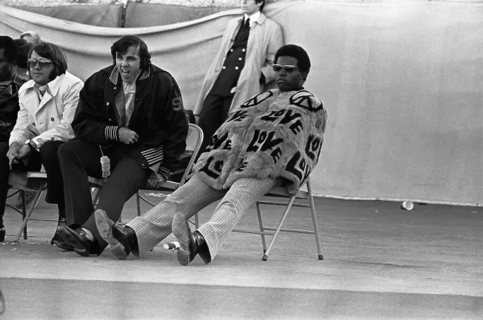 Framed Print : Gale Sayers and Jack Concannon Seated on Sidelines