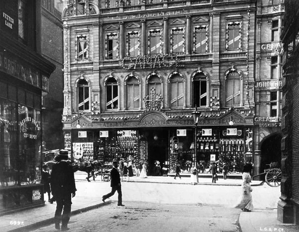 Gamages. 1914: Gamages department store in the City of London
