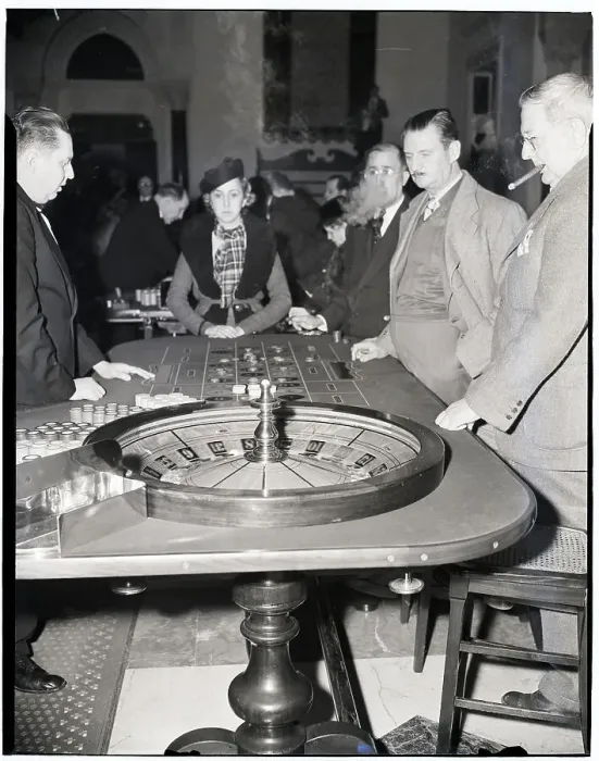 Framed Print : Gamblers at the Roulette Wheel Framed Print : Gamblers at the Roulette Wheel