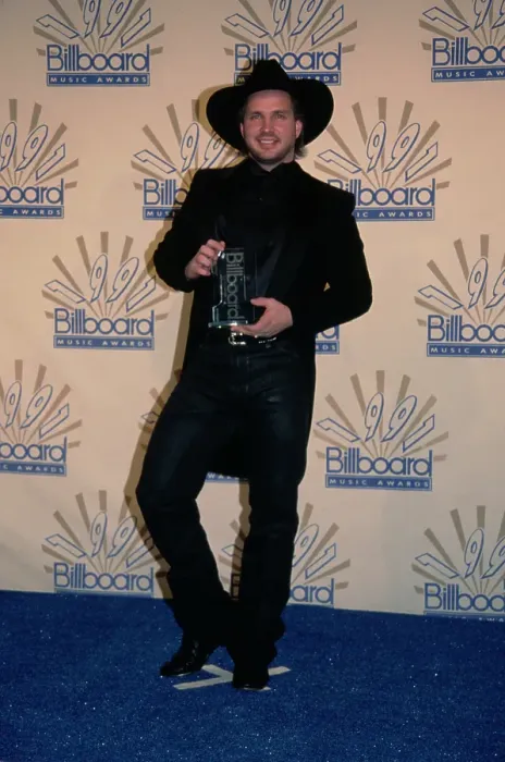 Framed Print : Garth Brooks Wins At 2nd Annual Billboard Music Awards Framed Print : Garth Brooks Wins At 2nd Annual Billboard Music Awards