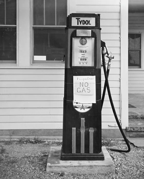 Framed Print : NO GAS. A fuel pump with a sign reading NO GAS at a gas station in the USA, circa 1974 Framed Print : NO GAS. A fuel pump with a sign reading NO GAS at a gas station in the USA, circa 1974