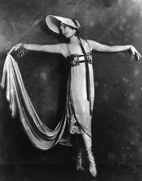 Gavotte. circa 1915: Ballerina Anna Pavlova (1885 - 1931) in Gavotte