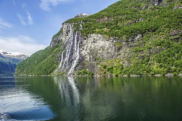 Geirangerfjord, Seven Sisters waterfall, Dei Sju Systrene in Norwegian, Knivsfla farm top right, More og Romsdal province, Vestland or Western Norway, Norway