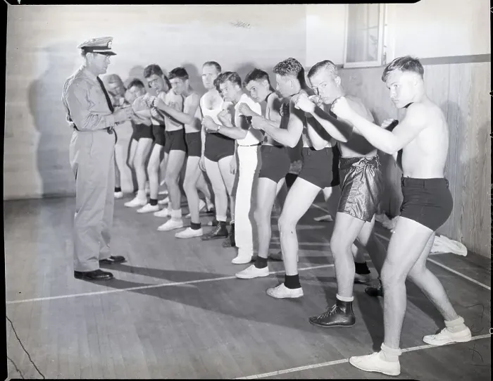 Framed Print : Gene Tunney Inspecting Boxers Stance Framed Print : Gene Tunney Inspecting Boxers Stance