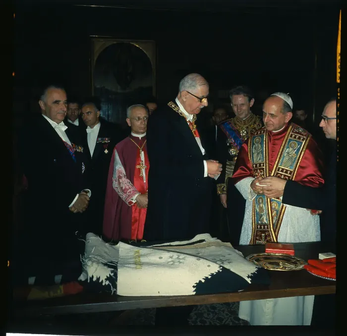 Framed Print : General Charles de Gaulle with Pope Paul VI Framed Print : General Charles de Gaulle with Pope Paul VI