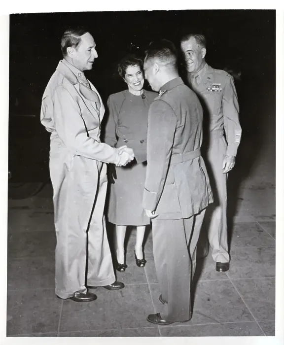 Framed Print : General Douglas MacArthur Handshaking with Lieutenant General Chu Shih-Ming Framed Print : General Douglas MacArthur Handshaking with Lieutenant General Chu Shih-Ming