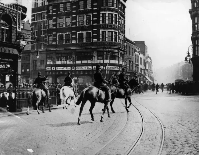 Framed Print : General Strike Mounted Police at the Elephant and Castle Framed Print : General Strike Mounted Police at the Elephant and Castle