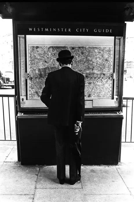 Framed Print : Gentleman in London looking at a city map Framed Print : Gentleman in London looking at a city map