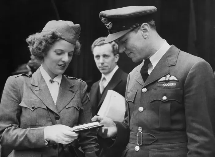Framed Print : George Buerling Showing His Medal to Jean Johnson Framed Print : George Buerling Showing His Medal to Jean Johnson