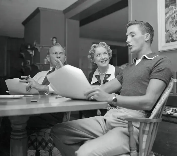: George Burns and Family Practicing Script : George Burns and Family Practicing Script