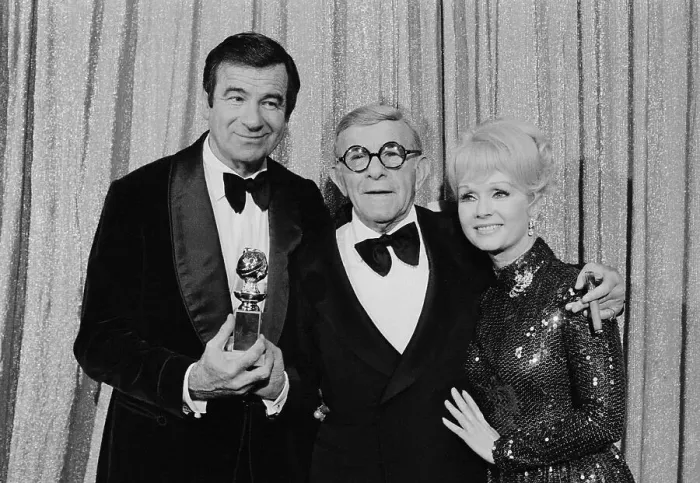 Framed Print : George Burns and Walter Matthau with Trophy Framed Print : George Burns and Walter Matthau with Trophy