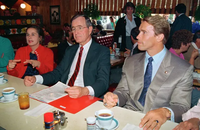 Framed Print : George Bush and Arnold Schwarzenegger Sitting at a Diner Framed Print : George Bush and Arnold Schwarzenegger Sitting at a Diner
