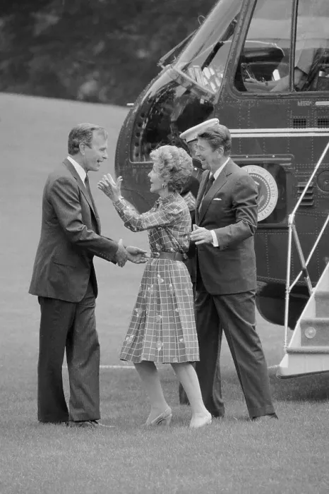 Framed Print : George Bush Greeting President and Nancy Reagan Framed Print : George Bush Greeting President and Nancy Reagan