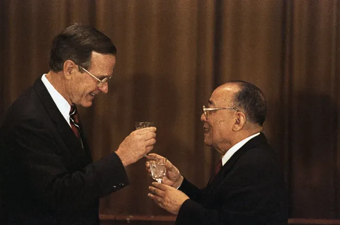 Framed Print : George Bush Toasting Yang Shangkun Framed Print : George Bush Toasting Yang Shangkun