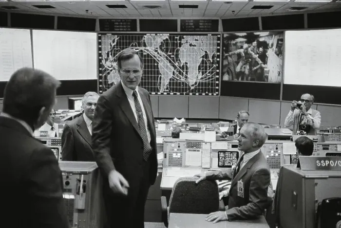 : George Bush Visiting Johnson Space Center Mission Control : George Bush Visiting Johnson Space Center Mission Control