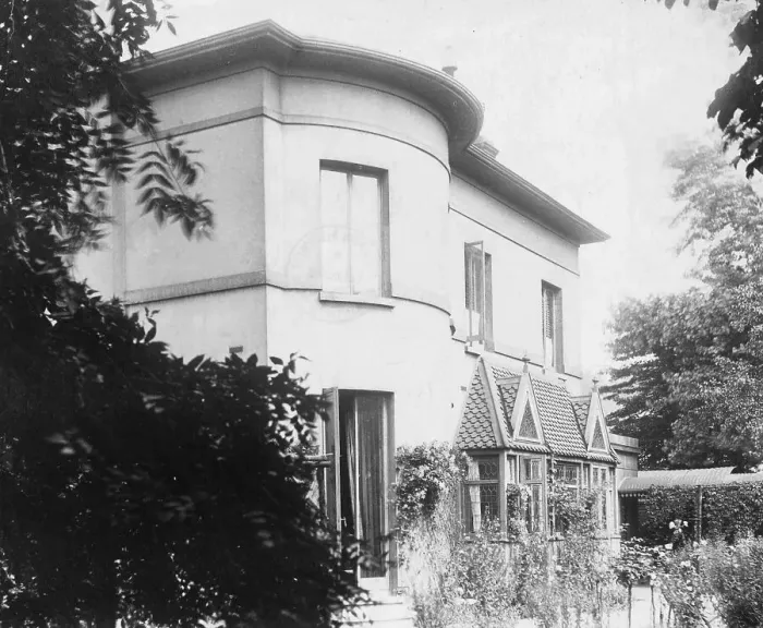 Framed Print : George Eliot's House, the Priory, 21 North Bank, St John's Wood Framed Print : George Eliot's House, the Priory, 21 North Bank, St John's Wood