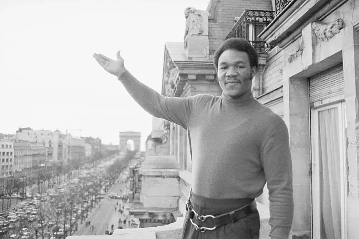 Framed Print : George Foreman Waving from Hotel Framed Print : George Foreman Waving from Hotel