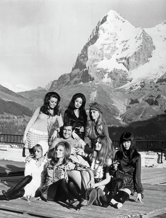 Framed Print : George Lazenby With New Bond Girls Framed Print : George Lazenby With New Bond Girls